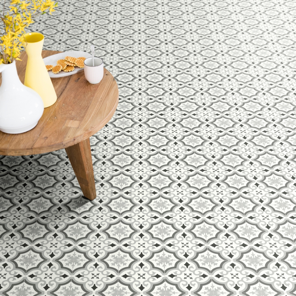 Feature step evora 594 vinyl close up with a sidetable in shot