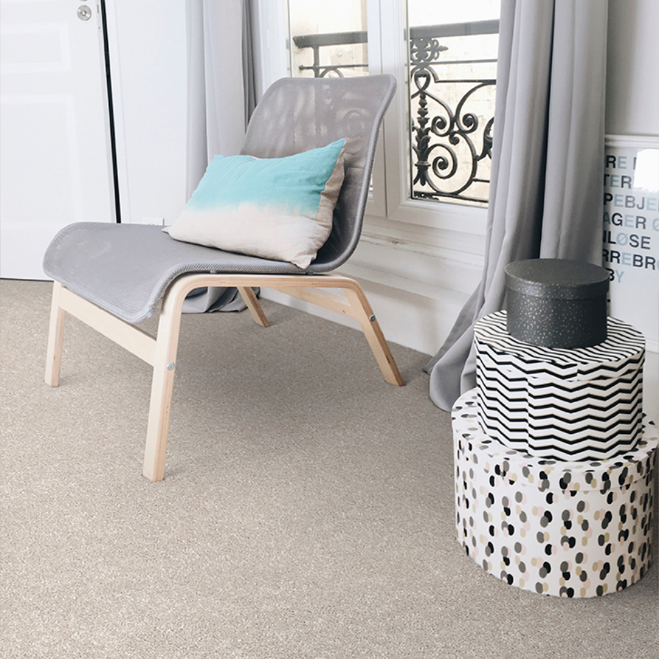 Philadelphia saxony carpet in a room with an armchair in colour flax